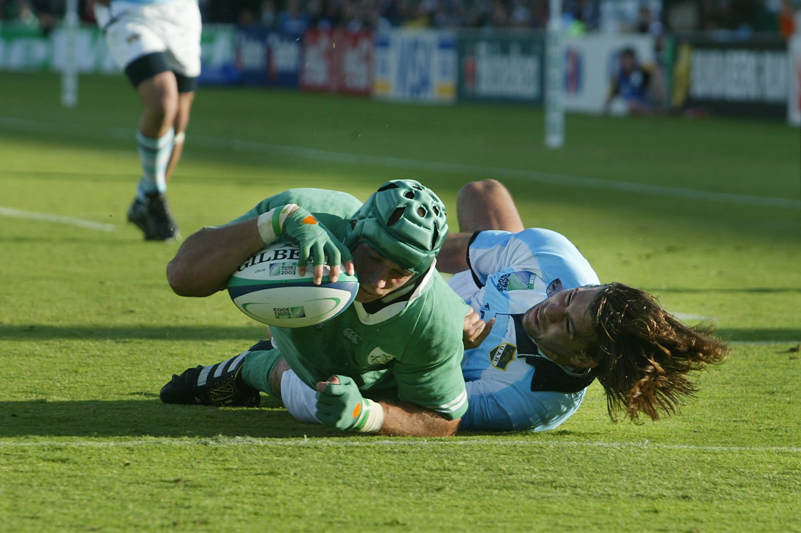 Alan Quinlan scores a crucial try against Argentina in 2003.