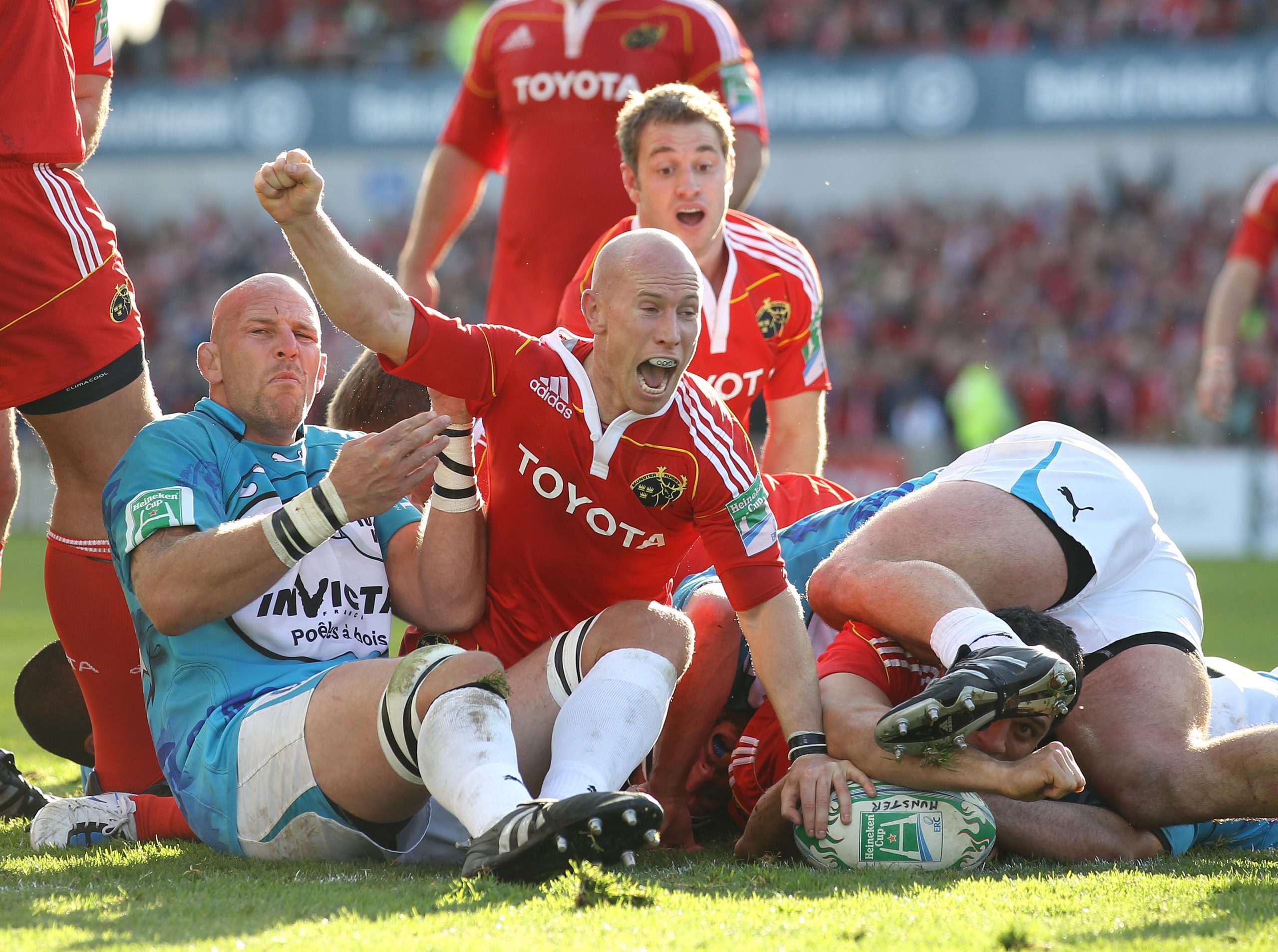 Peter Stringer celebrates as Doug Howlett scores against Toulon in 2010.