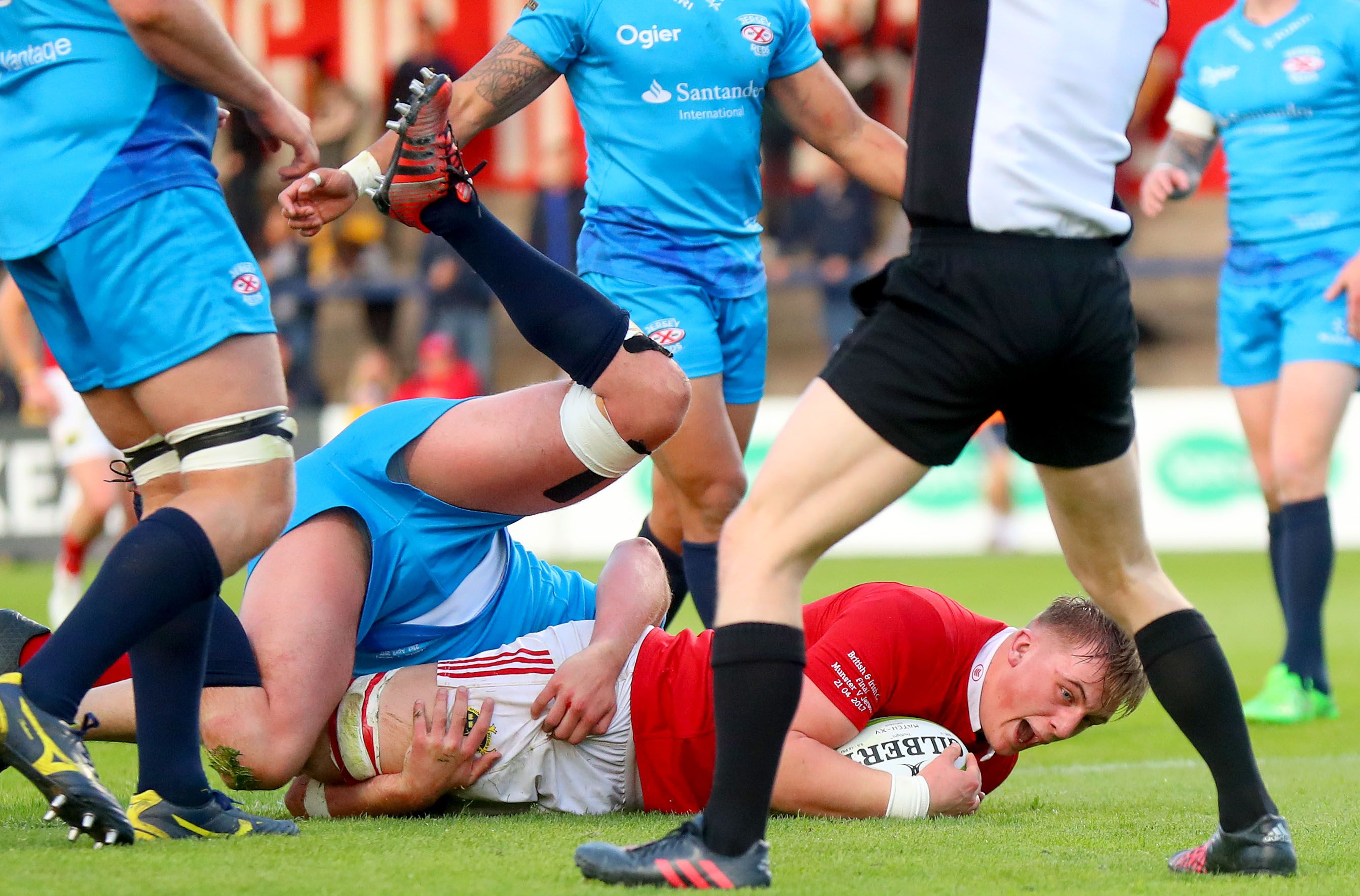 Gavin Coombes dots down for a crucial Munster A try just before half time.