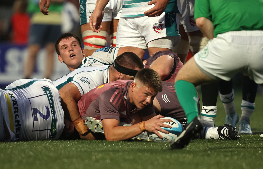 Jack Oliver scores against Gloucester at Virgin Media Park. 