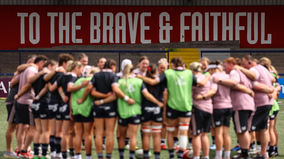 A view of the Munster Women's Squad in a huddle. 