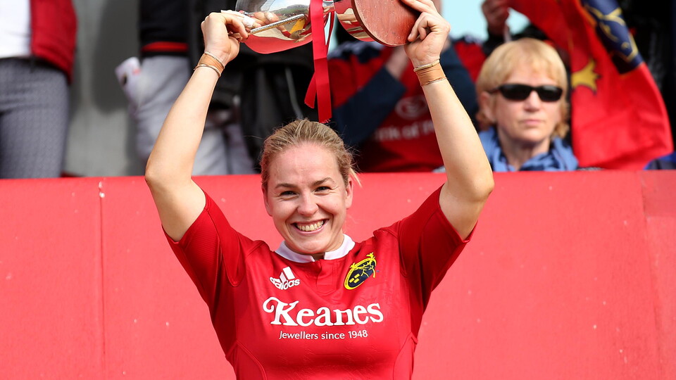 Munster's Niamh Briggs lifts the trophy ©INPHO