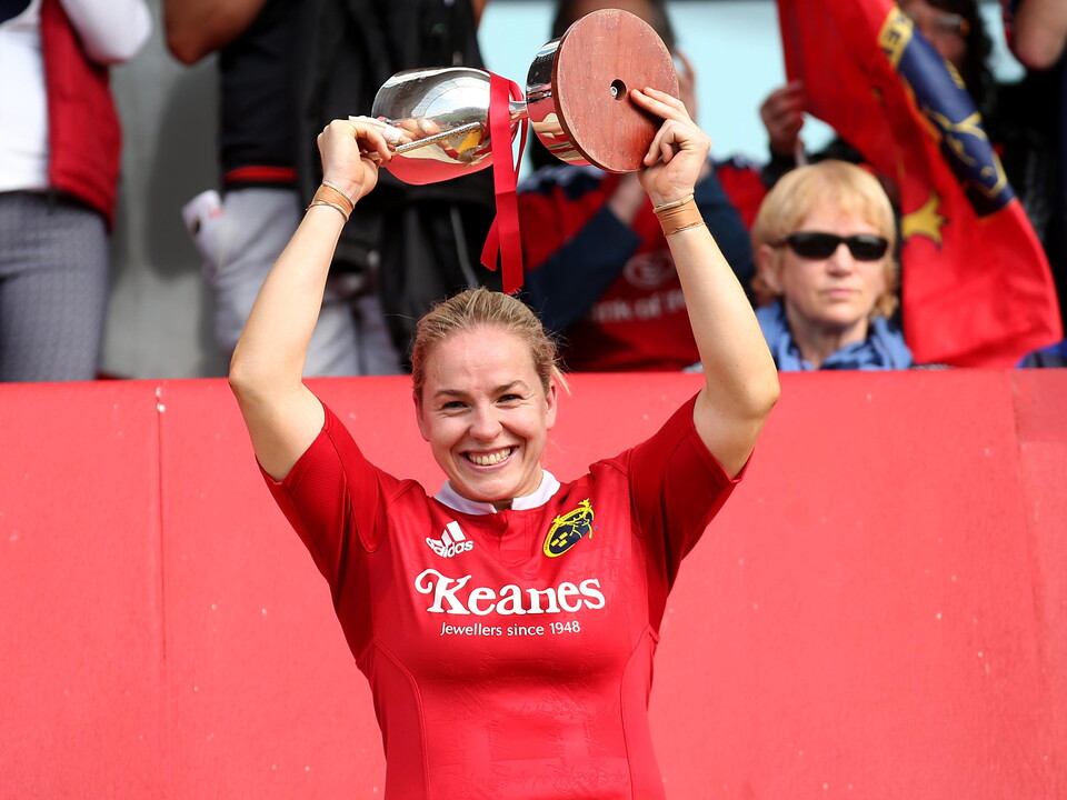 Munster's Niamh Briggs lifts the trophy ©INPHO